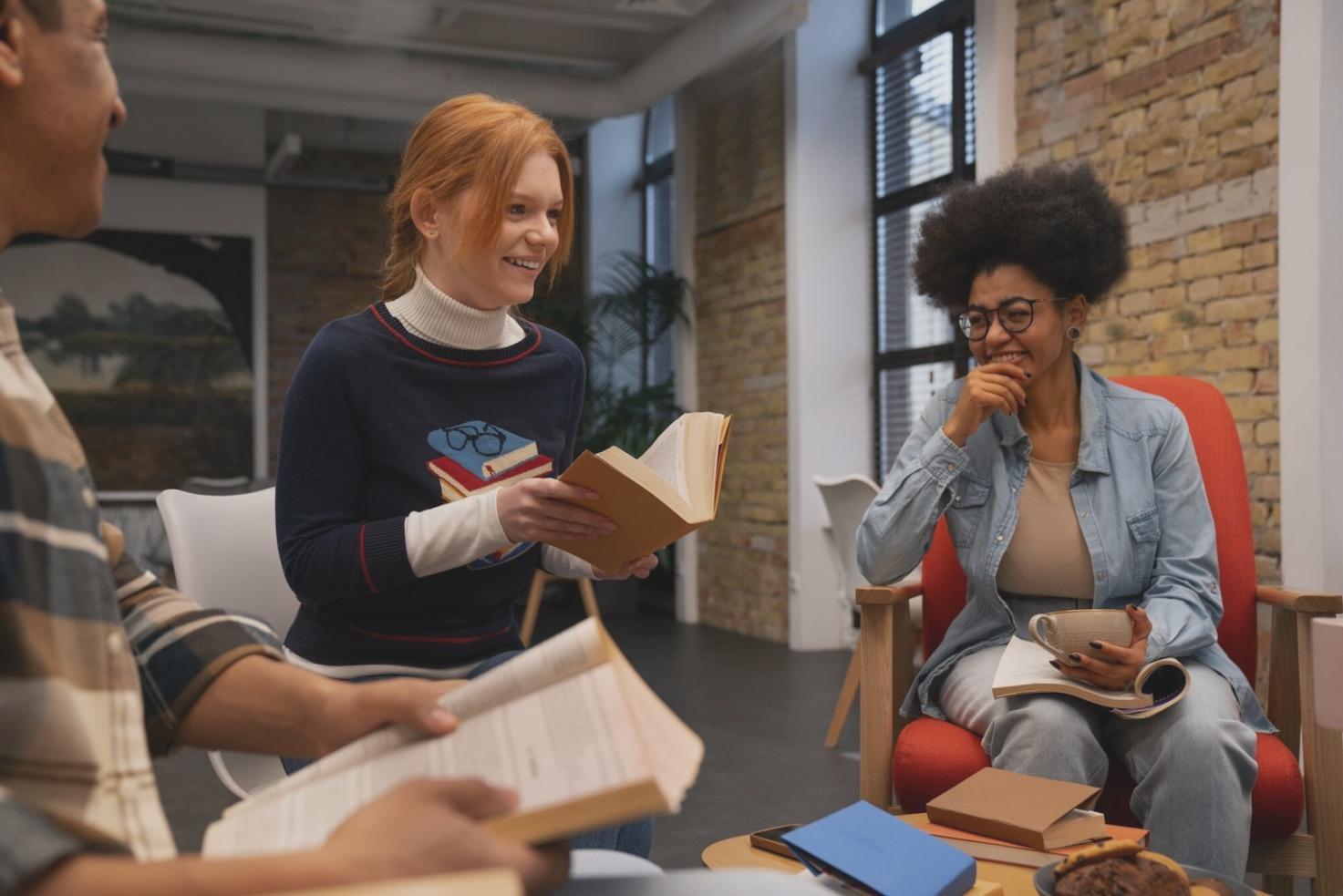 Teilnehmer beim gemeinsamen Lernen über Budgetoptimierung